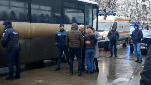 Un şofer de autobuz a făcut infarct la volan, în traficul din Bârlad. Câţiva pasageri au reușit să frâneze și să preia controlul vehiculului
