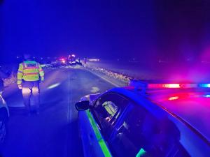 Un adolescent de 16 ani și un șofer au murit, după ce două mașini s-au izbit violent pe un drum în Brașov. Autoturismele s-au făcut praf