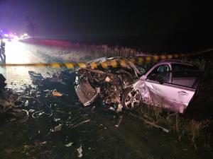 Un adolescent de 16 ani și un șofer au murit, după ce două mașini s-au izbit violent pe un drum în Brașov. Autoturismele s-au făcut praf