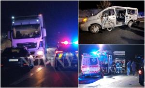 Tragedie înainte de Crăciun. Microbuz plin cu asistente medicale, impact mortal cu un camion românesc, pe un drum din Slovacia
