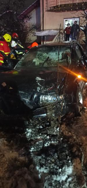 Şofer inconştient, cu o alcoolemie uriaşă pe drumurile din Cluj. A plonjat cu maşina de pe un pod direct în curtea unei case