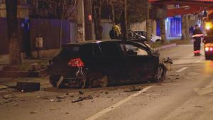 Un şofer beat a făcut prăpăd pe şoseaua Alexandriei din Bucureşti. Motorul maşinii a zburat pe asfalt, după o cursă nebună şi un impact devastator
