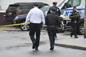 Atac sângeros în New York. Un bărbat şi-a măcelărit rudele, apoi a înjunghiat 2 poliţişti. A ucis 4 oameni, inclusiv o fetiţă şi un băiat, apoi a fost împuşcat mortal