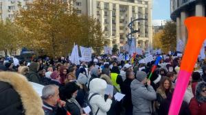 Protest la Înalta Curte de Casație și Justiție din București. Grefierii, scoși în stradă de salariile care nu le-au fost achitate complet și de condițiile de muncă