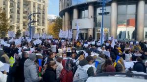Protest la Înalta Curte de Casație și Justiție din București. Grefierii, scoși în stradă de salariile care nu le-au fost achitate complet și de condițiile de muncă