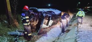 Cinci oameni au ajuns la spital, după ce maşina lor a derapat pe zăpadă şi s-a răsturnat pe marginea drumului, în Botoşani