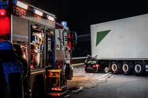 Doi români au murit striviţi într-un accident cumplit în Germania. Imagini înfiorătoare cu maşina blocată sub un TIR pe şosea