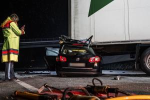 Doi români au murit striviţi într-un accident cumplit în Germania. Imagini înfiorătoare cu maşina blocată sub un TIR pe şosea
