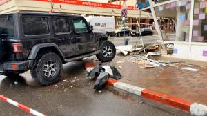 Un șofer a făcut dezastru cu mașina de teren, în Târgu Jiu. A spulberat un magazin în centrul orașului, după ce s-a urcat beat la volan