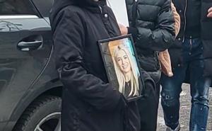 Doina, doctorița ucisă în Franța săptămâna trecută, a fost înmormântată la Galați. Zeci de oameni au condus-o pe tânăra de 31 de ani, pe ultimul ei drum