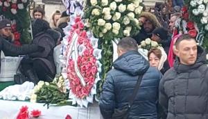 Doina, doctorița ucisă în Franța săptămâna trecută, a fost înmormântată la Galați. Zeci de oameni au condus-o pe tânăra de 31 de ani, pe ultimul ei drum