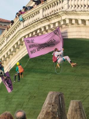 Primarul Veneției, exasperat de "eco-vandali". Activiștii de mediu au vopsit în verde apa de pe Marele Canal din Veneţia în semn de protest