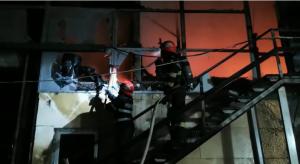 Un incendiu violent a mistuit în plină noapte o hală din Botoșani. Flăcările au înghițit rapid întreaga clădire