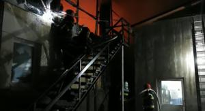 Un incendiu violent a mistuit în plină noapte o hală din Botoșani. Flăcările au înghițit rapid întreaga clădire