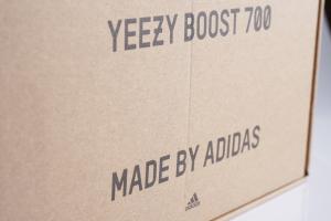 Adidas, nevoită să vândă stocul de pantofi sport al lui Kanye West. Pierderi de jumătate de miliard de dolari dacă "nu scapă" de produse