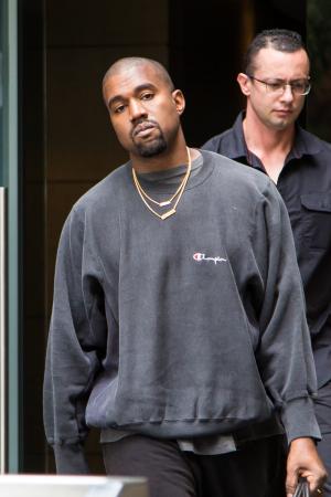 Adidas, nevoită să vândă stocul de pantofi sport al lui Kanye West. Pierderi de jumătate de miliard de dolari dacă "nu scapă" de produse
