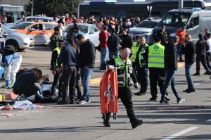 Doi morți, între care un copil, după ce un șofer a intrat cu mașina în mai mulți oameni, la o stație de autobuz din Ierusalim
