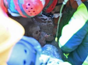 Poveştile celor salvaţi după 115 ore de infern. O femeie însărcinată şi fiica ei de 6 ani au văzut lumina pentru prima dată în aproape 5 zile de la cutremur