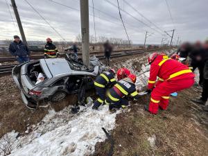 Audi spulberat de tren în Suceava, două femei au murit pe loc. Un băiețel de 2 ani și o fetiță de 4 au ajuns la spital
