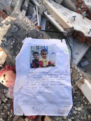 "Suntem doi frați care se iubesc". Pagina din jurnalul unui copil din Turcia găsită sub dărâmături a emoționat o lume întreagă. Micuții au murit împreună