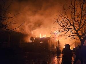 Două gospodării din Vrancea s-au făcut scrum. Pompierii s-au luptat ore în șir cu flăcările, iar o femeie a ajuns la spital