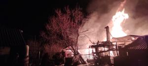 Două gospodării din Vrancea s-au făcut scrum. Pompierii s-au luptat ore în șir cu flăcările, iar o femeie a ajuns la spital