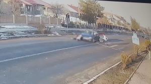 Momentul când o elevă de 13 ani din Buzău este lovită în plin pe trecerea de pietoni. La volan se afla un bărbat de 83 de ani