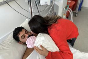 Mustafa a trăit ca prin minune peste 260 de ore sub dărâmături, în Turcia. Și-a întâlnit fiica de 12 zile pentru prima dată