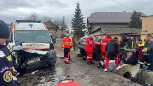 Cinci persoane, transportate la spital după ce o ambulanţă şi o maşină s-au ciocnit, într-o localitate din Iaşi
