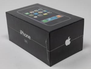 Telefonul iPhone care s-a vândut cu 63.000 de dolari la o licitație, în SUA. Proprietara nu l-a scos niciodată din cutie