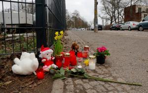 Fetiță de 5 ani înjunghiată, găsită agonizând în tufișurile unui parc din Berlin. Copila a murit la spital, iar suspect de crimă este babysitter-ul de 19 ani