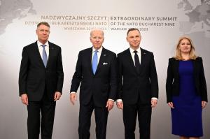Klaus Iohannis, umăr la umăr cu Joe Biden la Varşovia: "Prezenţa militară americană crescută trebuie să continue" / "Apărăm Ucraina şi fiecare cm din NATO"