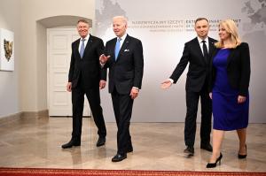 Klaus Iohannis, umăr la umăr cu Joe Biden la Varşovia: "Prezenţa militară americană crescută trebuie să continue" / "Apărăm Ucraina şi fiecare cm din NATO"