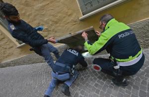 Presupus criminal în Italia, arestat în România. Tânărul și-ar fi ucis prietenul din copilărie cu 13 lovituri de cuțit