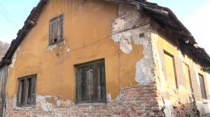 Localitatea în care 562 de oameni trăiesc în case vechi de 100 de ani, gata să cadă pe ei după cutremure. Unul singur a acceptat să fie evacuat
