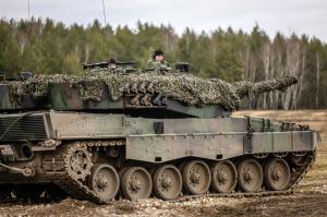 Polonia a livrat Ucrainei primele 4 tancuri Leopard 2. Când ar putea trimite şi avioane de luptă