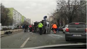 Accident grav în Capitală: O ambulanţă cu pacient s-a răsturnat, după ce a fost izbită puternic de un şofer care nu ar fi auzit sirena