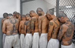 Mii de deţinuţi, în "mega-închisoarea" din El Salvador. Imagini controversate: "îngenuncherea" bandelor criminale