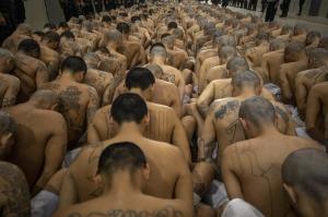 Mii de deţinuţi, în "mega-închisoarea" din El Salvador. Imagini controversate: "îngenuncherea" bandelor criminale