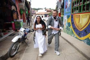 America Express, lider de piață cu ediția în care s-au schimbat echipele! Urmează "nunți" în lanț pe Drumul aurului: cele 6 perechi noi se căsătoresc în Columbia