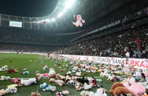 A plouat cu mii de jucării de pluș pentru copiii afectați de cutremurul din Turcia. Gest emoționant în timpul partidei dintre Besiktas și Antalyaspor