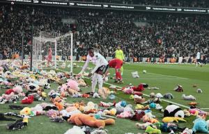 A plouat cu mii de jucării de pluș pentru copiii afectați de cutremurul din Turcia. Gest emoționant în timpul partidei dintre Besiktas și Antalyaspor