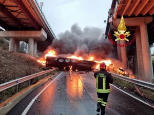 Momentul în care un TIR spulberă balustrada, ia foc și se prăbușește cuprins de flăcări de pe viaduct. Tragedie filmată la Calenzano, în Florența