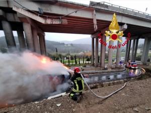 Momentul în care un TIR spulberă balustrada, ia foc și se prăbușește cuprins de flăcări de pe viaduct. Tragedie filmată la Calenzano, în Florența