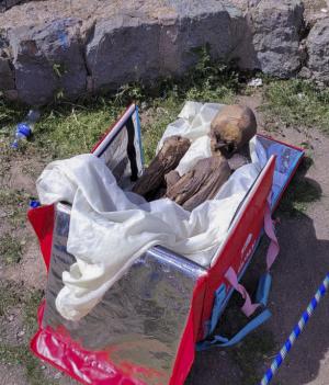Bărbat din Peru, prins de poliţişti cu o mumie în geantă: o botezase "Juanita" şi o considera "iubita sa spirituală"