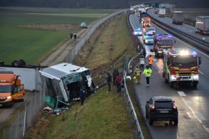 Un autocar cu 32 de români s-a răsturnat în Slovenia. Trei morţi şi patru răniţi