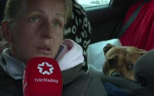 Fără slujbă și fără casă, o româncă din Spania a ajuns să locuiască într-o mașină alături de cei doi câini ai ei. "Sunt familia mea, sunt tot ce am"