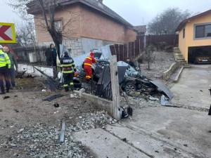 Un șofer beat a făcut prăpăd cu mașina, pe o șosea din Gorj. A lovit parapetele din beton și s-a oprit în curtea unei case