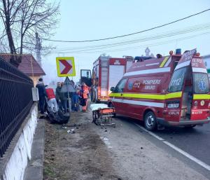 Un șofer beat a făcut prăpăd cu mașina, pe o șosea din Gorj. A lovit parapetele din beton și s-a oprit în curtea unei case