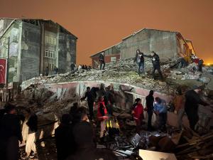 Două cutremure de peste 7 în Turcia și Siria în mai puțin de 12 ore. Peste 4.300 de morți şi aproape 20.000 de răniți. Blocuri şterse de pe suprafaţa pământului